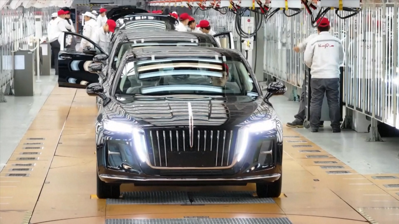 Untuk mencapai produksi mobil yang beragam dalam satu bengkel