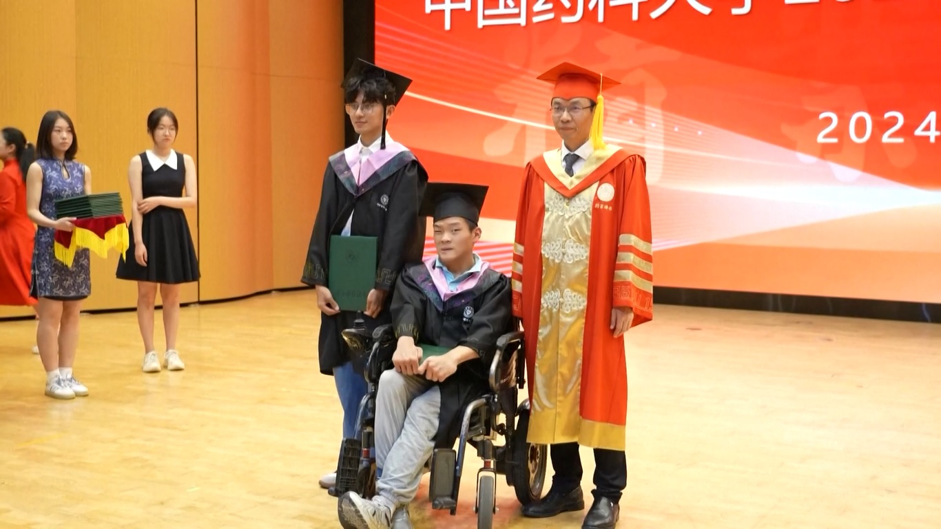 Dengan dukungan yang tak tergoyahkan dari para guru dan teman-temannya