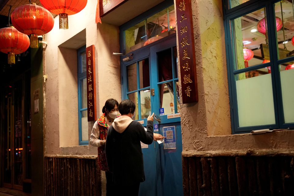 Produsen dan restoran yang ingin tetap buka di Tiongkok memilih untuk lebih berhati-hati dengan tetap mempertahankan pembatasan COVID-19