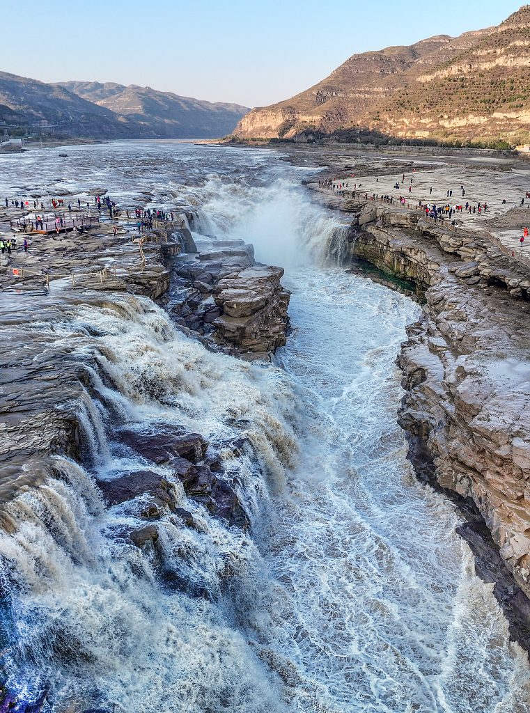 Banyak wisatawan datang untuk mengagumi pemandangan air terjun yang menakjubkan ini dari tepi Sungai Kuning di Yan&#039;an