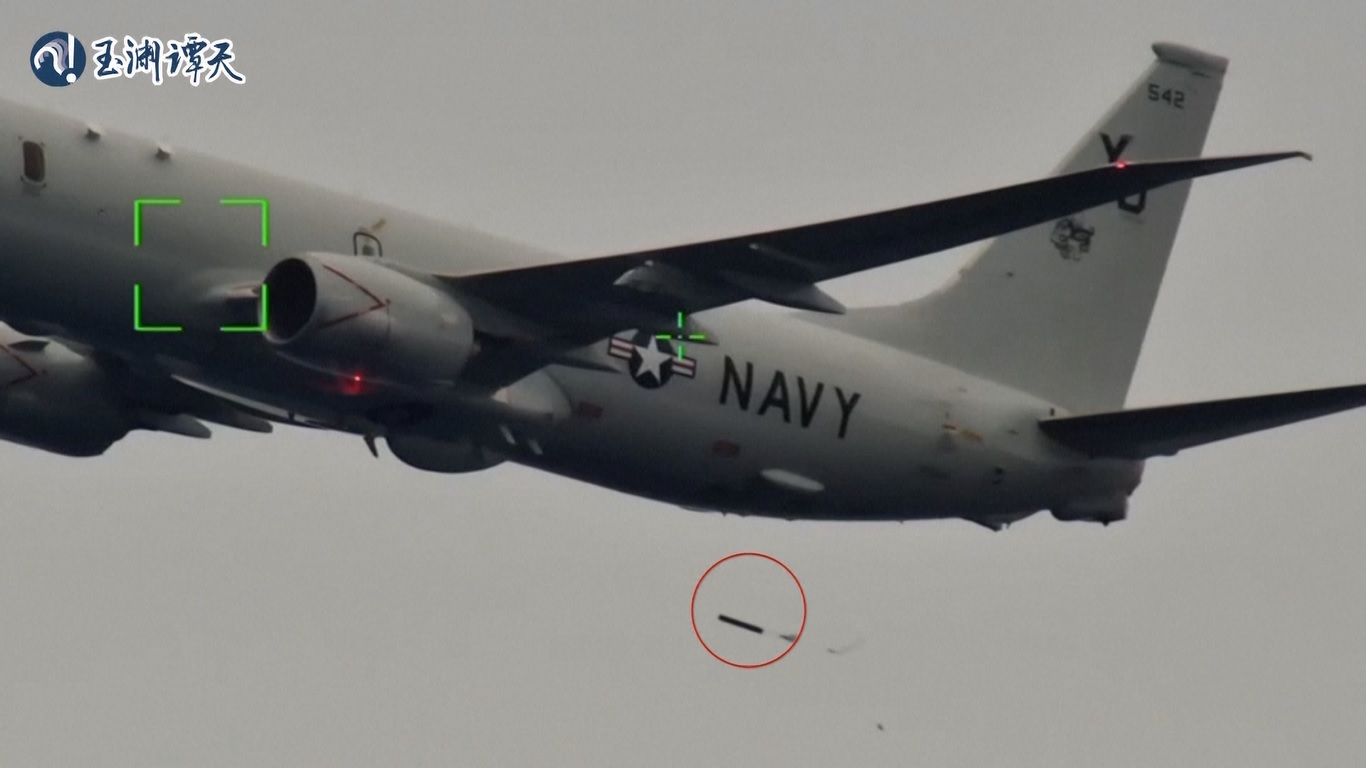 Sebuah pesawat militer AS baru-baru ini terlihat berputar-putar di atas Laut Tiongkok Selatan dan menjatuhkan benda-benda tak dikenal ke laut