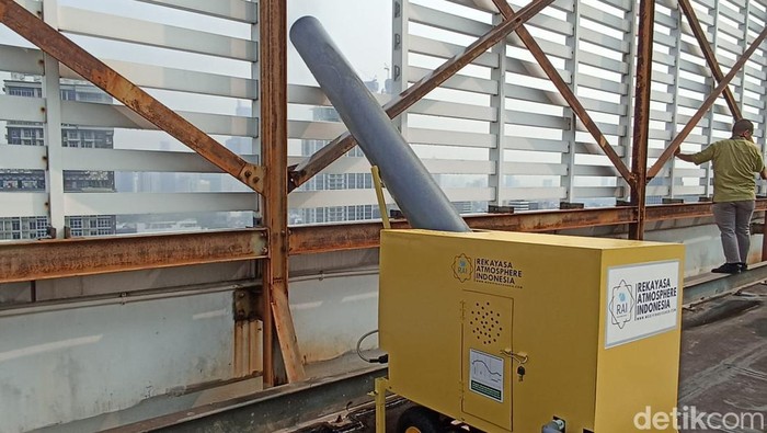 Pemprov DKI Jakarta mewajibkan gedung-gedung tinggi memasang alat water mist generator demi mengatasi polusi udara di Jakarta Pemprov DKI sendiri mulai memasang alat tersebut di atas gedung Balai Kota DKI