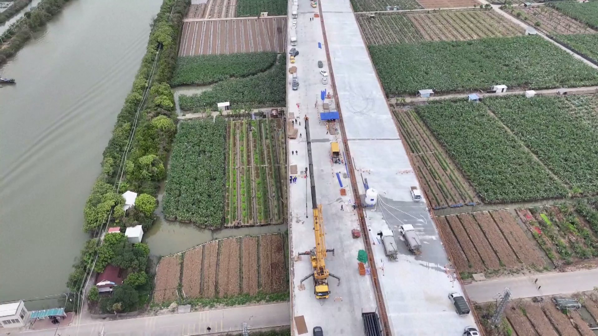 Pasokan air di seluruh pulau yang dihubungkan oleh jembatan yang retak dipulihkan sekitar pukul 03:30 pada hari Sabtu