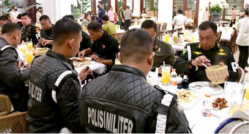 Melalui sang komandan