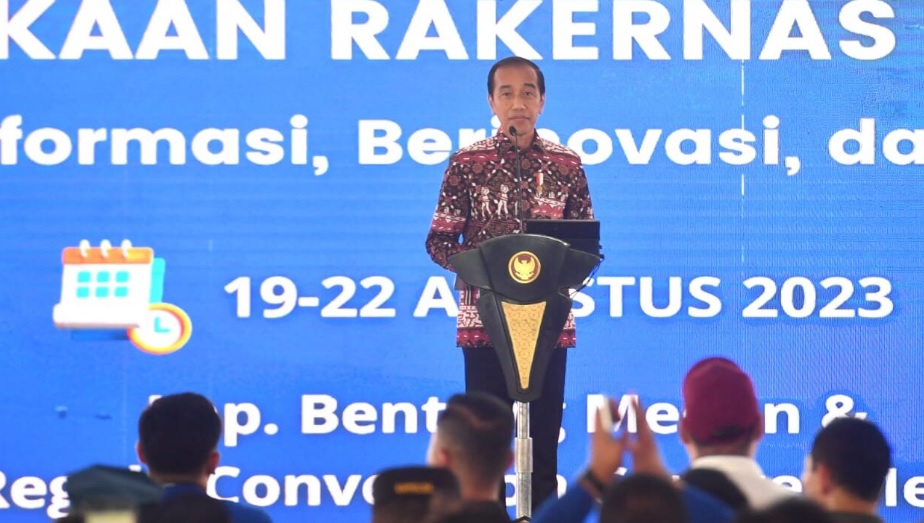 Presiden Joko Widodo menekankan agar sejarah Indonesia dalam mengekspor bahan mentah jangan sampai terulang kembali