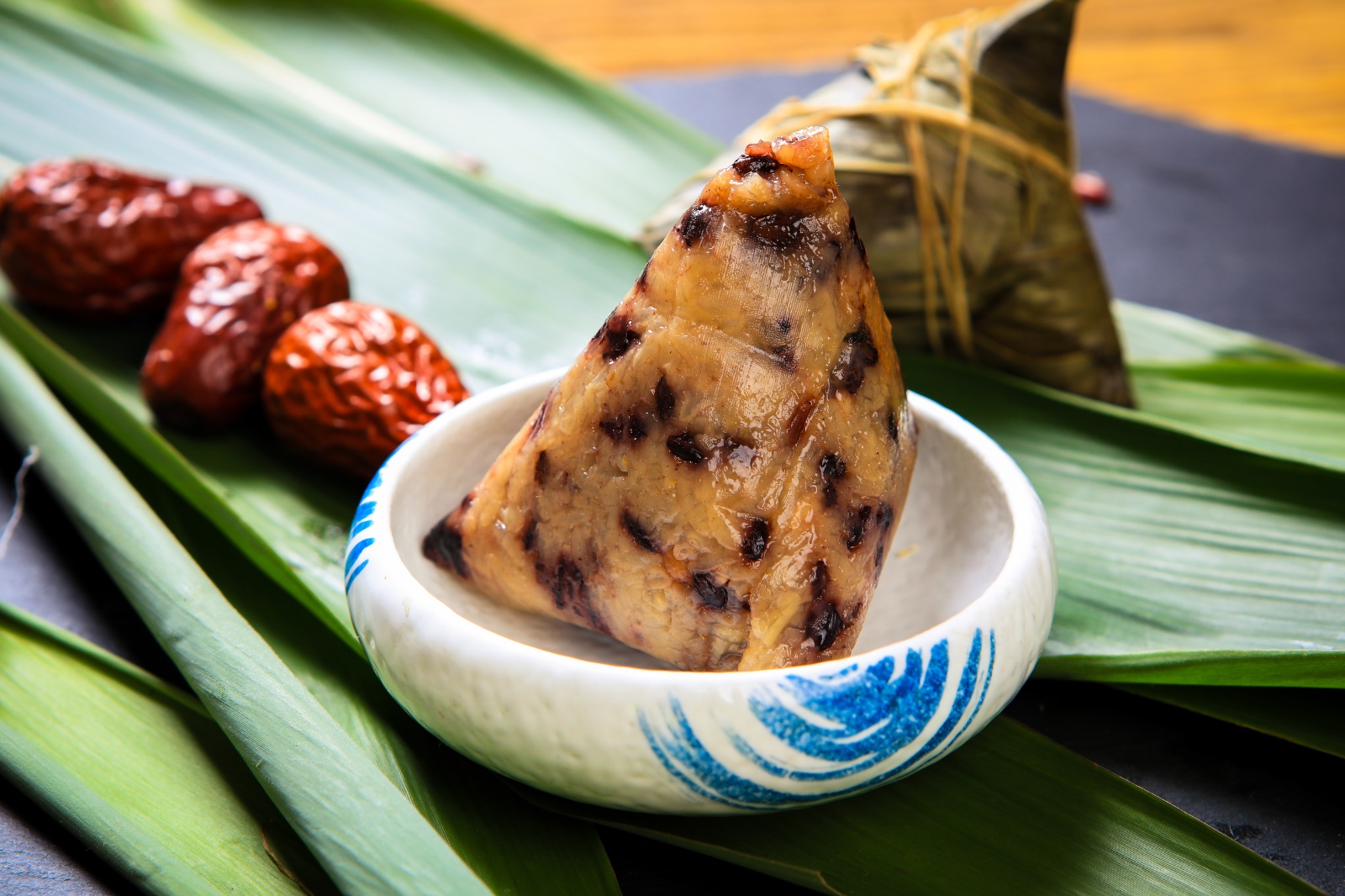 Kebiasaan makan zongzi dan balap perahu naga –terutama untuk menghormati Qu Yuan – menjadi tradisi yang diwariskan dari generasi ke generasi