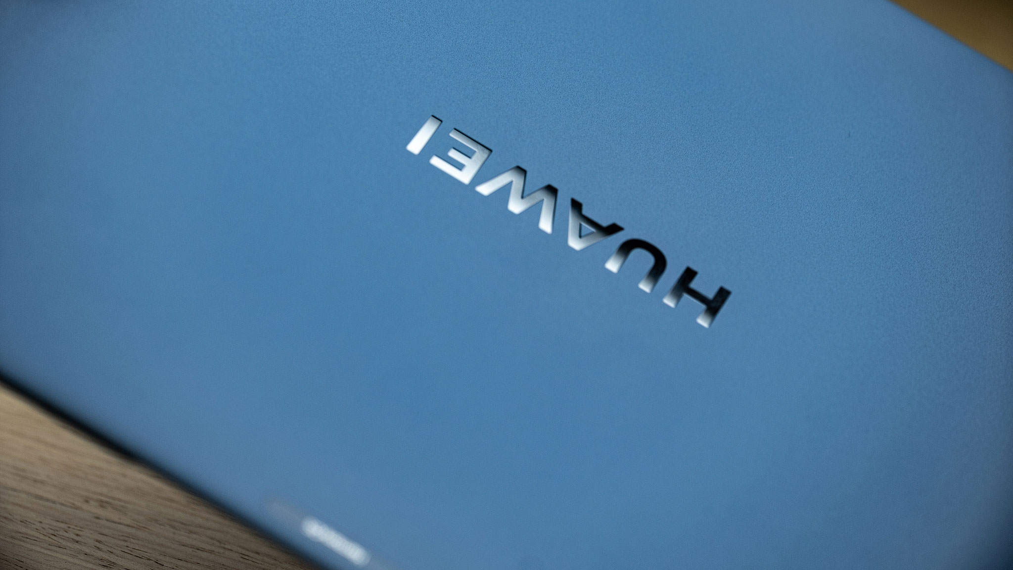 Laptop Huawei berjalan pada sistem operasi yang dikembangkan sendiri oleh perusahaan tersebut – HarmonyOS – yang hingga saat ini hanya mendukung telepon pintar dan perangkat Internet of Things (IoT)