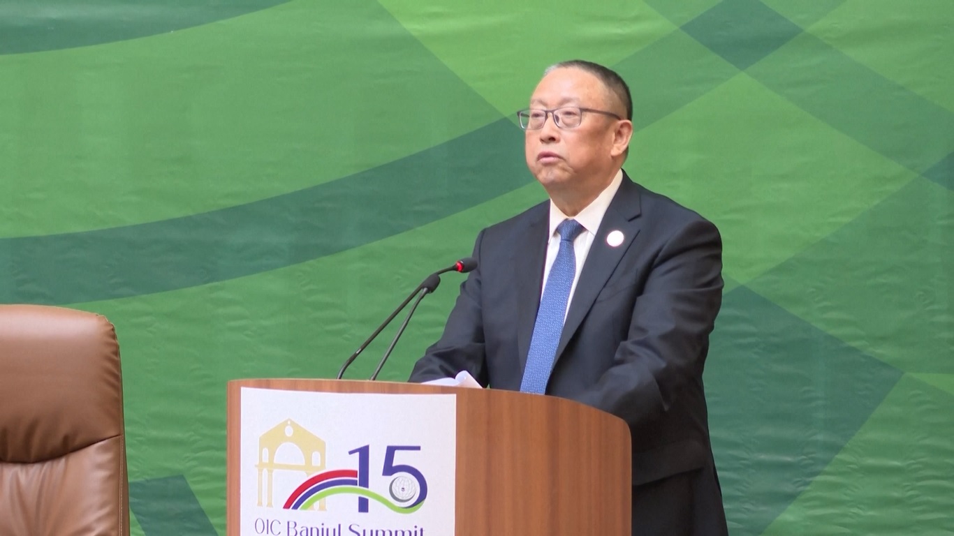 Zheng mengatakan bahwa Tiongkok sangat mementingkan pengembangan hubungan dengan Gambia dan siap untuk mendorong kerja sama persahabatan dengan Gambia ke tingkat yang lebih tinggi