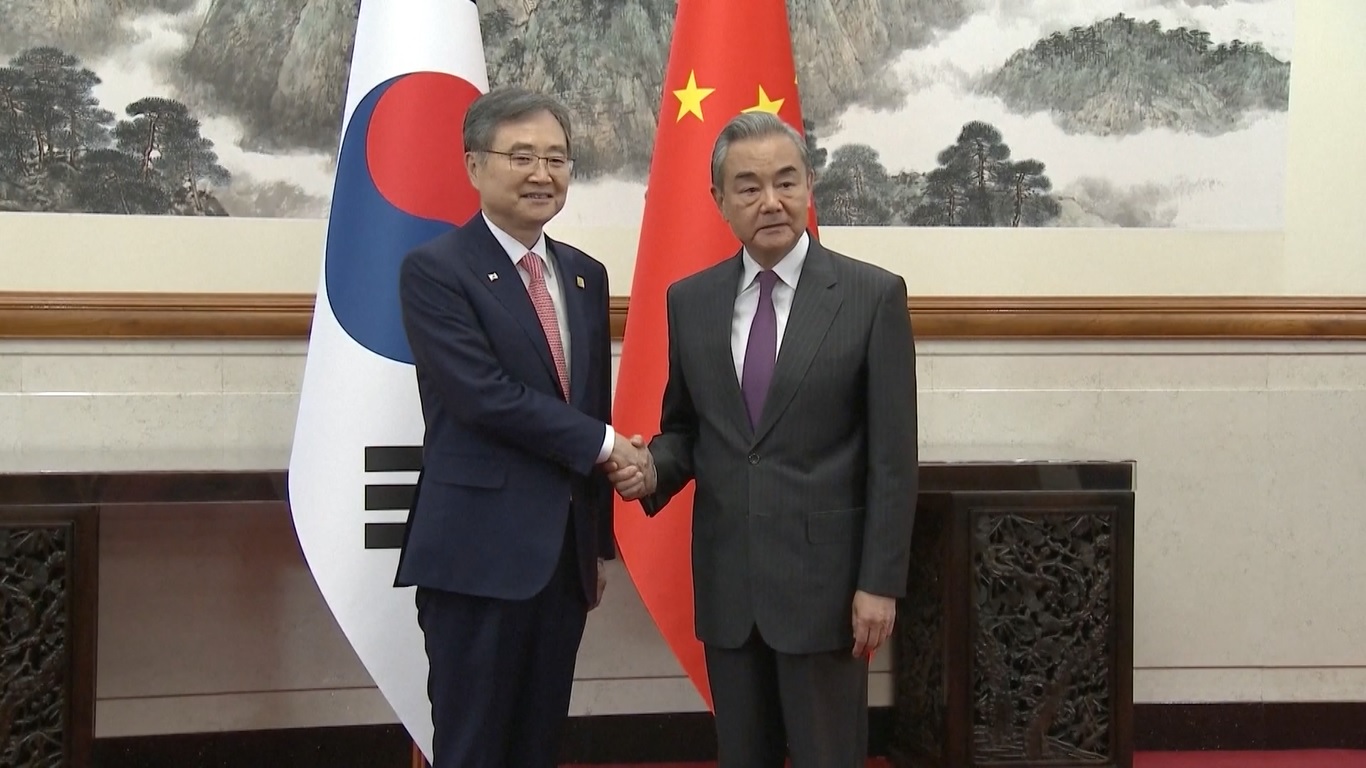Wang Yi Gelar Pembicaraan dengan Menteri Luar Negeri Korea Selatan