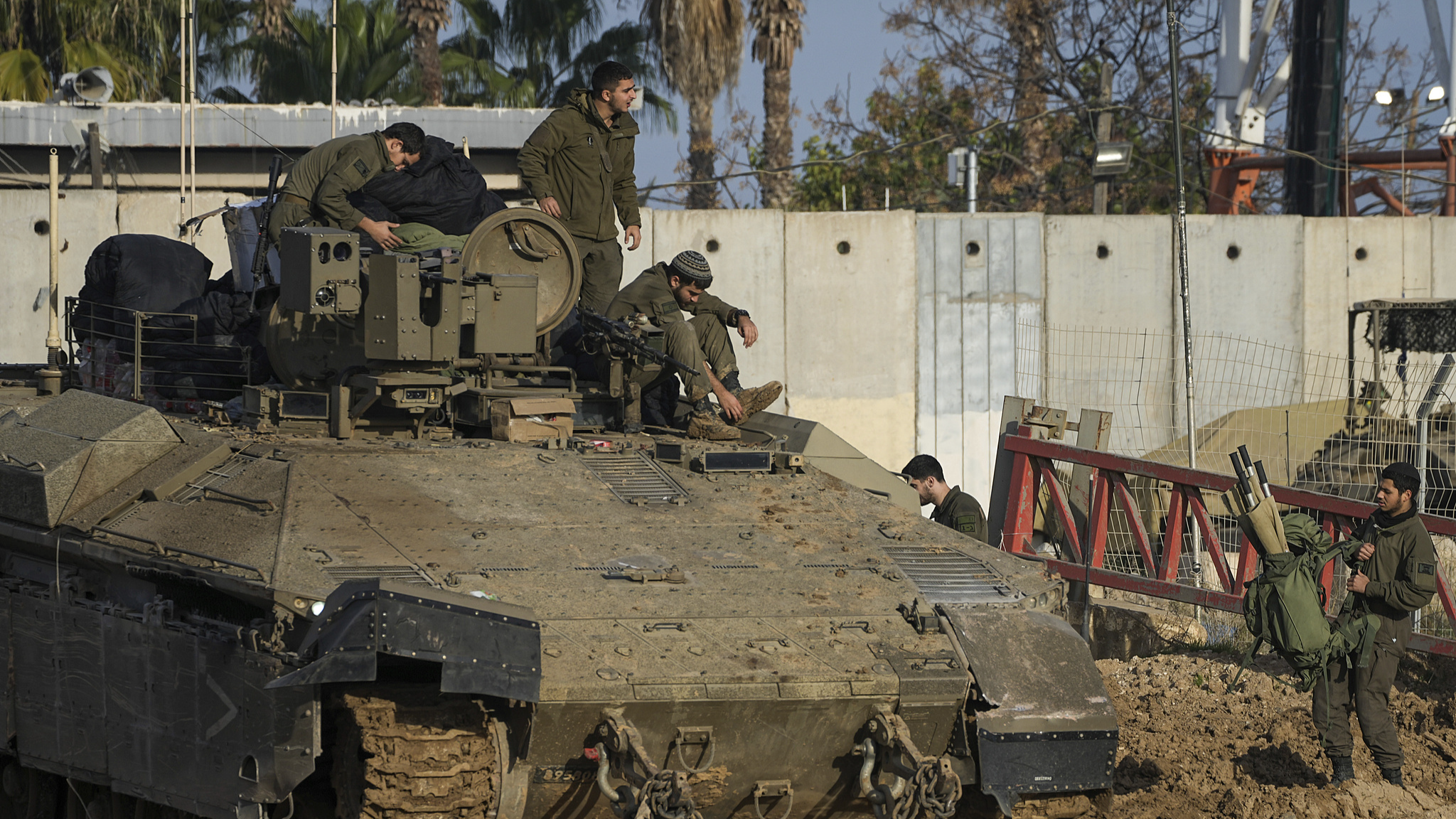 Pasukan Israel Serang Gaza Setelah Batas Waktu Gencatan Senjata Terlewati