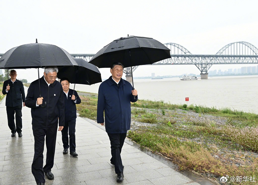 Sekjen Komite Sentral PKT Xi Jinping pada hari Selasa sore (10/10) di Kota Jiujiang Provinsi Jiangxi berturut-turut mengunjungi ruas Kota Jiujiang Taman Kebudayaan Sungai Yangtze dan Sinopec Cabang Jiujiang