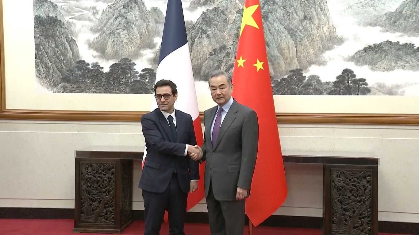 Kedua belah pihak juga bertukar pandangan mendalam tentang isu-isu internasional dan regional yang menjadi perhatian bersama