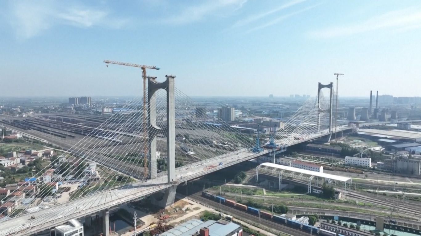 Jembatan ini diharapkan dapat secara efektif menyelesaikan masalah lalu lintas yang disebabkan oleh kurangnya saluran rel lintas di kota tersebut yang terbagi ke timur dan barat oleh jalur kereta api