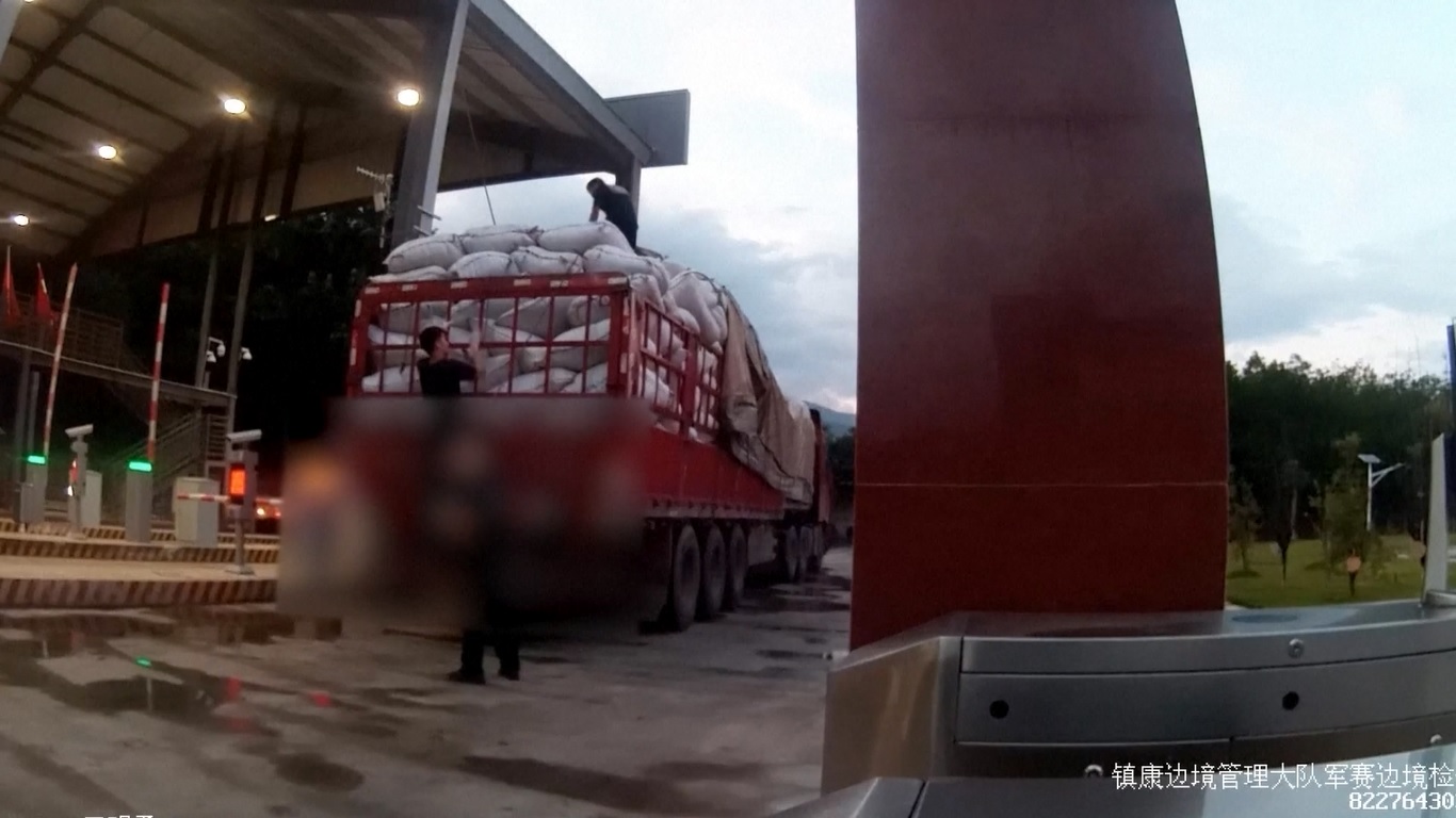 Mereka menemukan sebuah truk besar berwarna merah yang sarat dengan barang-barang yang sangat aneh saat melakukan pemeriksaan rutin pada tanggal 18 Juni 2023