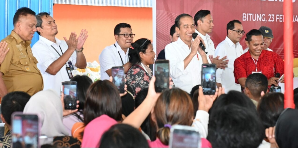 Presiden pun berharap bantuan tersebut dapat meringankan beban hidup masyarakat di tengah kondisi ekonomi saat ini