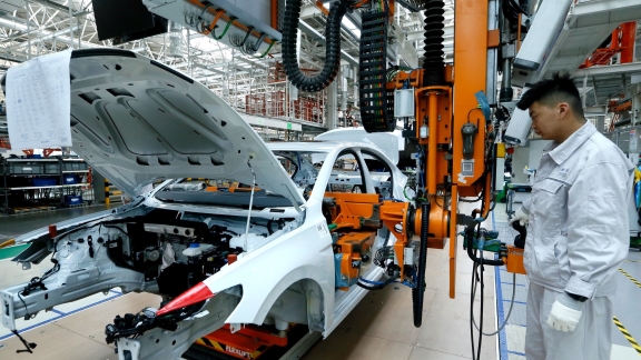 Analis mengatakan Volkswagen telah memangkas harga untuk mempertahankan pangsa pasar di Tiongkok  di tengah persaingan ketat antara pembuat mobil lawas dan saingan baru seperti BYD dan Tesla