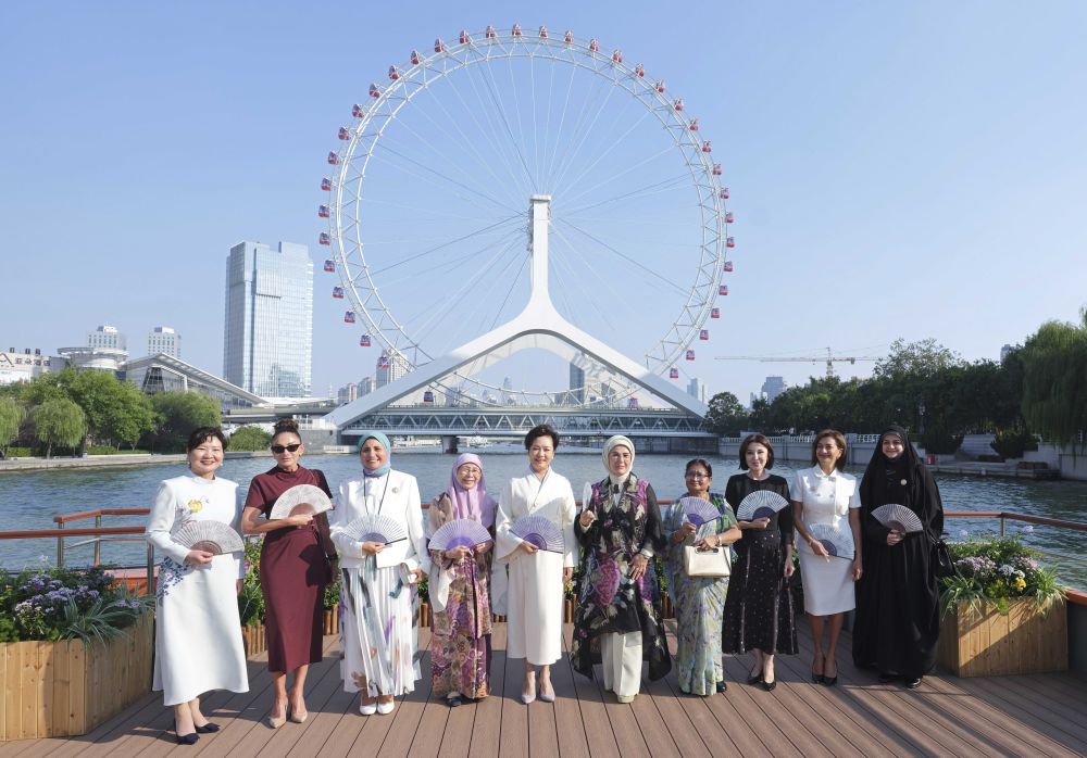 Peng Liyuan Bersama Para Istri Peimpin Asing Kunjungi Sungai Haihe Tianjin