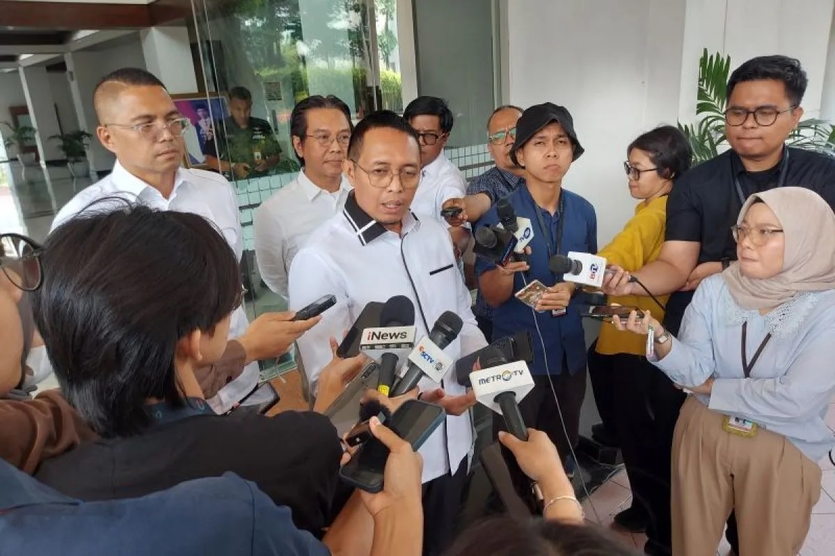 Pemerintah menghormati hak DPR untuk membentuk undang-undang meskipun ada putusan dari lembaga yudikatif seperti MK dan MA