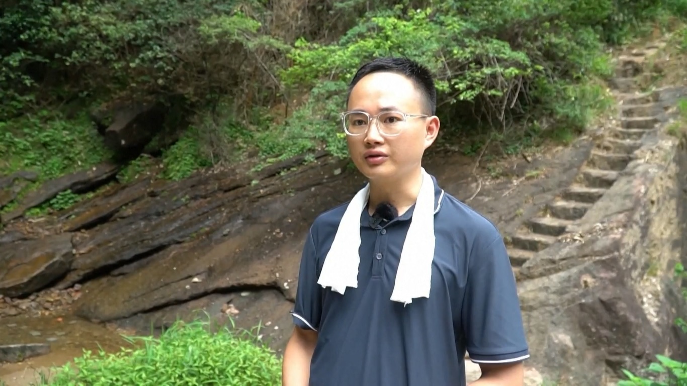 Sebuah kegiatan pendakian diselenggarakan di Taman Nasional Wuyishan di Provinsi Fujian