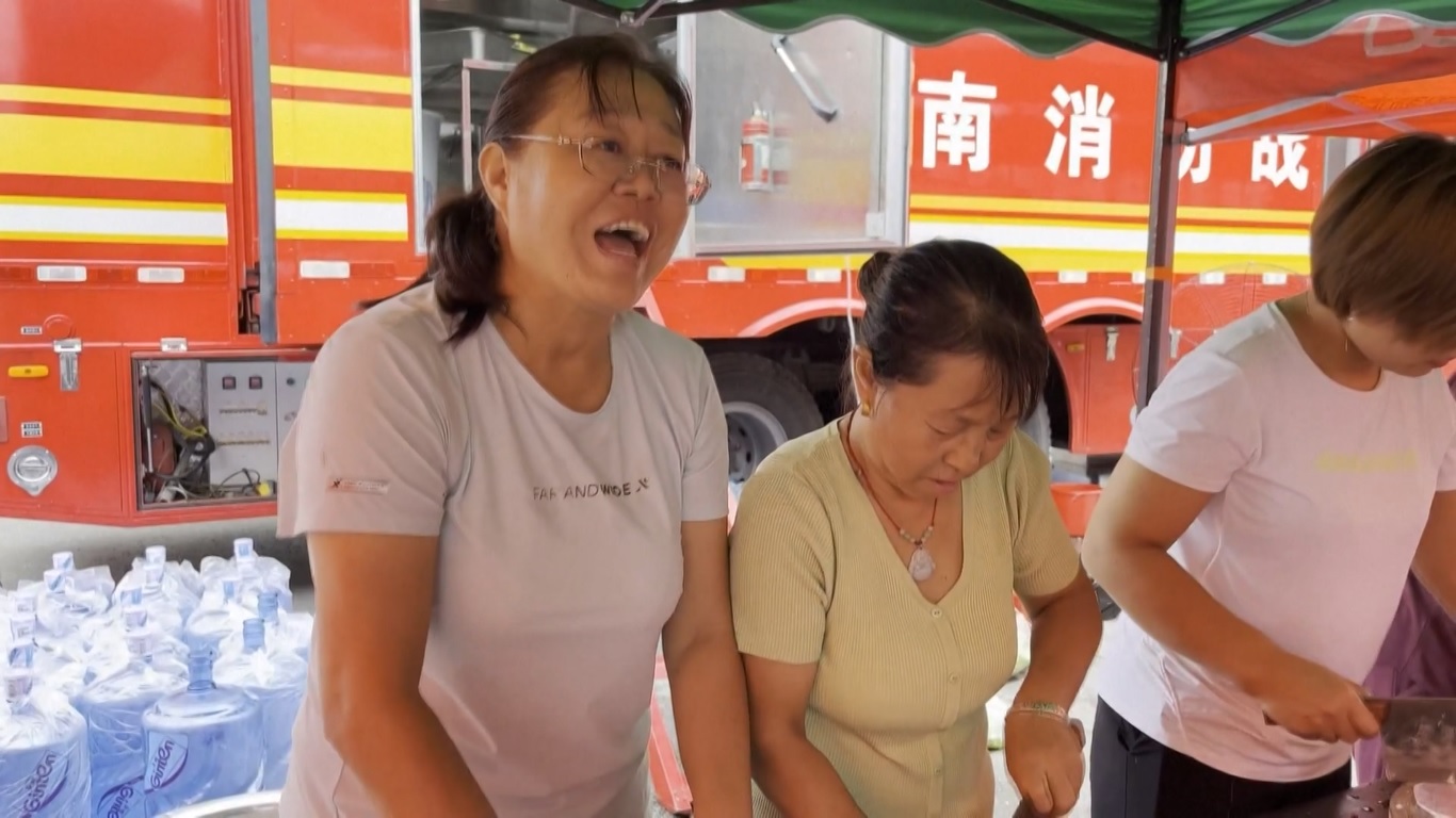 Kota yang bertetangga dengan Beijing dengan populasi 600000 orang itu telah menjadi wilayah banjir terparah setelah berhari-hari diguyur hujan lebat yang dipicu oleh Topan Doksuri