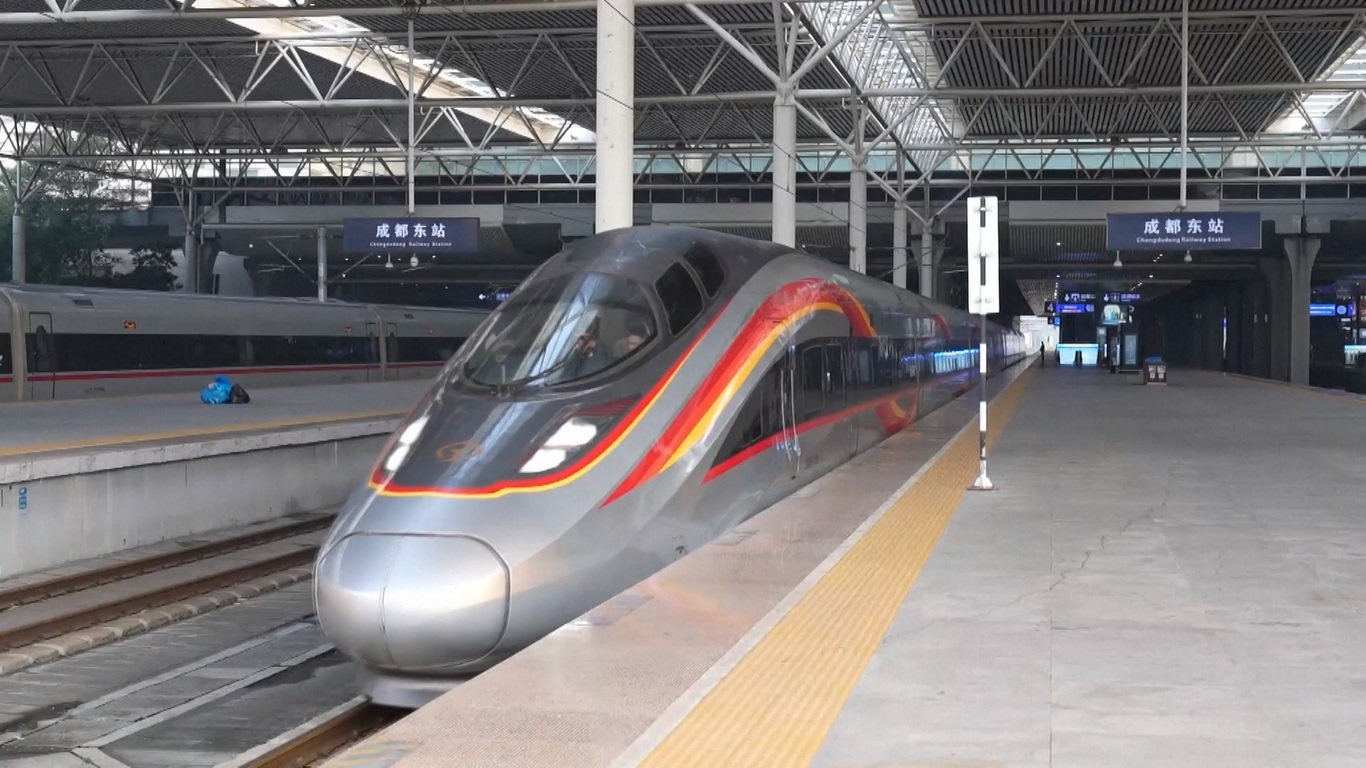 Rute kereta api yang mencakup 262 kilometer dan dengan kecepatan desain 350 kilometer per jam ini dapat memangkas waktu tempuh dari Chengdu ke Yibin dari satu jam 17 menit menjadi 50 menit