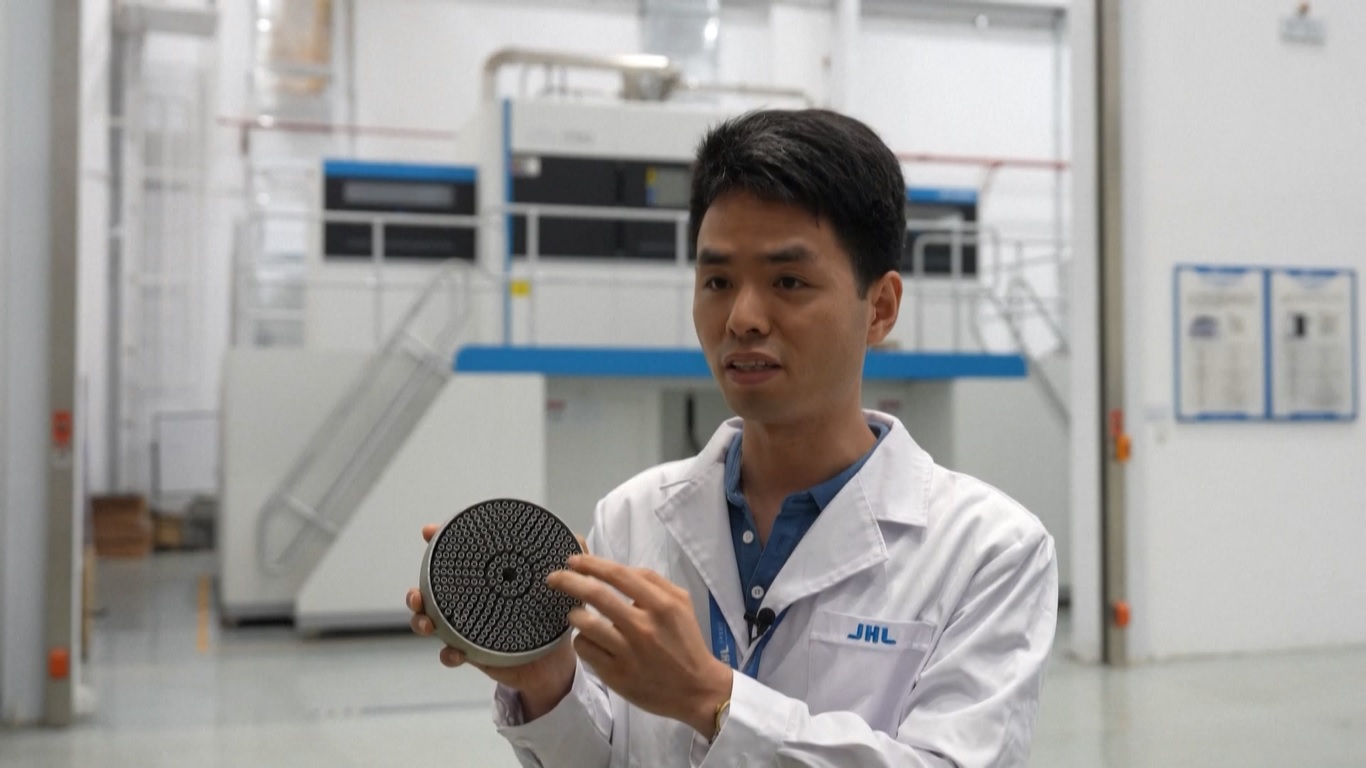 Pencetakan 3D logam adalah teknologi berbasis laser yang membangun objek lapis demi lapis dengan cara menggabungkan partikel logam