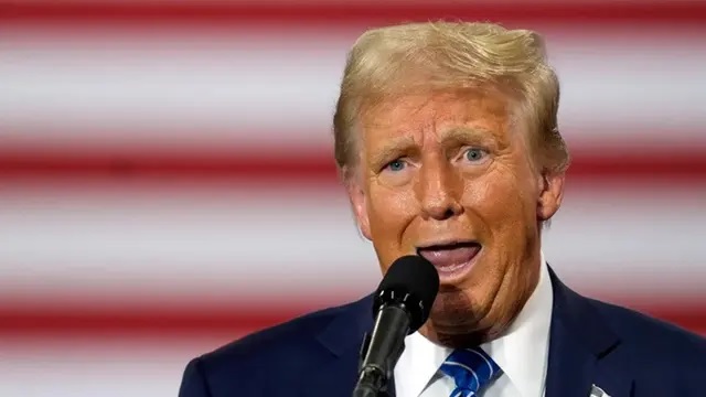 Para demonstran menyuarakan penolakan terhadap berbagai kebijakan pemerintahan Trump yang dinilai mengancam sistem sosial dan ekonomi AS