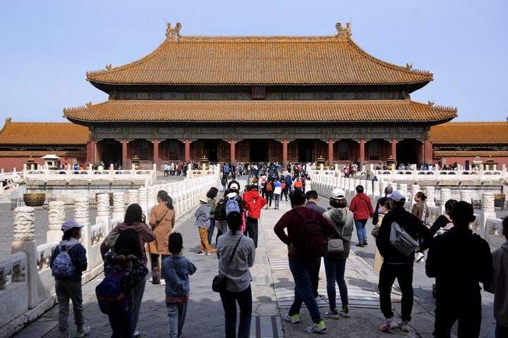 Biro Kebudayaan dan Pariwisata Kota Beijing pada Selasa (13/12/2022) menyampaikan bahwa layanan wisata berkelompok masuk dan keluar Beijing serta bisnis penerbangan dan hotel milik agen perjalanan dan perusahaan daring dilanjutkan kembali