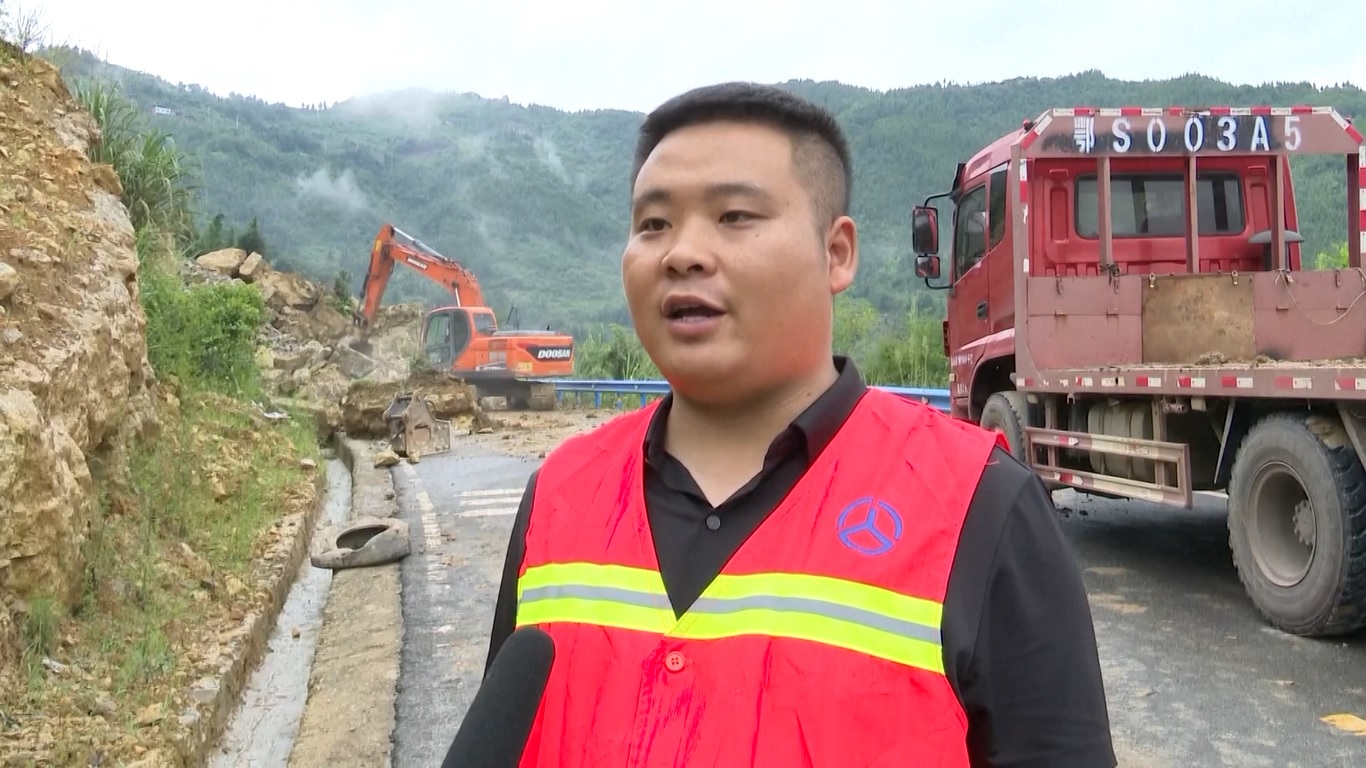 Puncak banjir sungai setempat telah menyebabkan kenaikan permukaan air yang signifikan dan kerusakan infrastruktur