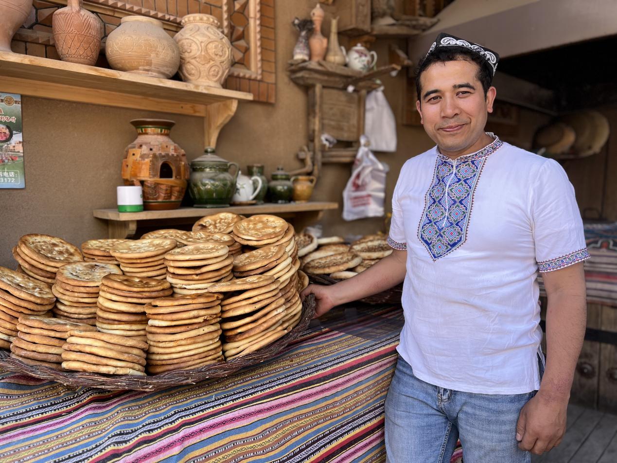 Roti Naan merupakan makanan khas di Xinjiang di berbagai tempat dapat terlihat toko-toko yang membuat dan menjual roti naan