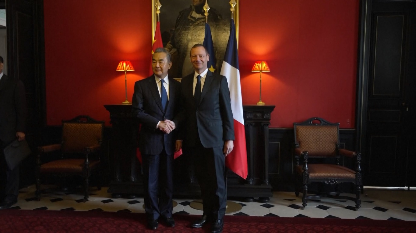 Kedua belah pihak sepakat untuk memperkuat pertukaran antarwarga dan pertukaran budaya serta meningkatkan frekuensi penerbangan langsung untuk membawa lebih banyak manfaat bagi kedua negara