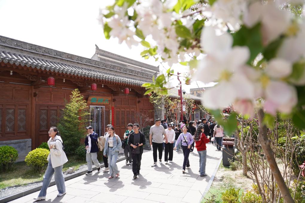 Pada hari pertama liburan Hari Qingming atau Ceng Beng