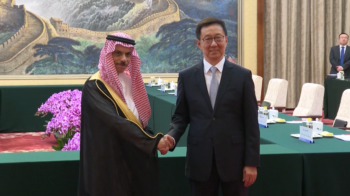 Wakil Presiden Tiongkok Bertemu dengan Menteri Luar Negeri Arab Saudi