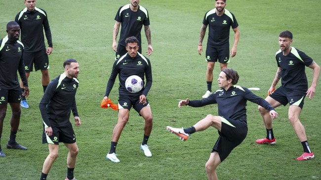 Pelatih Australia Tony Popovic mengaku senang dengan tuntutan suporter yang menginginkan Socceroos menang atas Timnas Indonesia dalam laga Kualifikasi Piala Dunia 2026 di Sydney