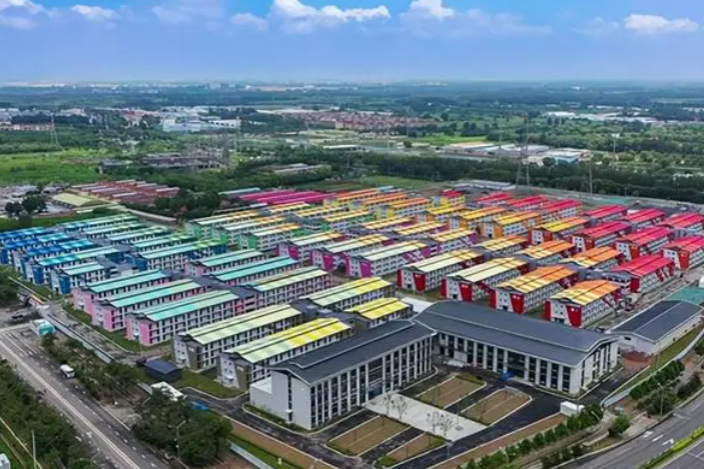 Sebuah rumah sakit darurat yang digunakan untuk merawat pasien selama pandemi COVID-19 di distrik Chaoyang Beijing telah diubah menjadi akomodasi sewaan yang terjangkau