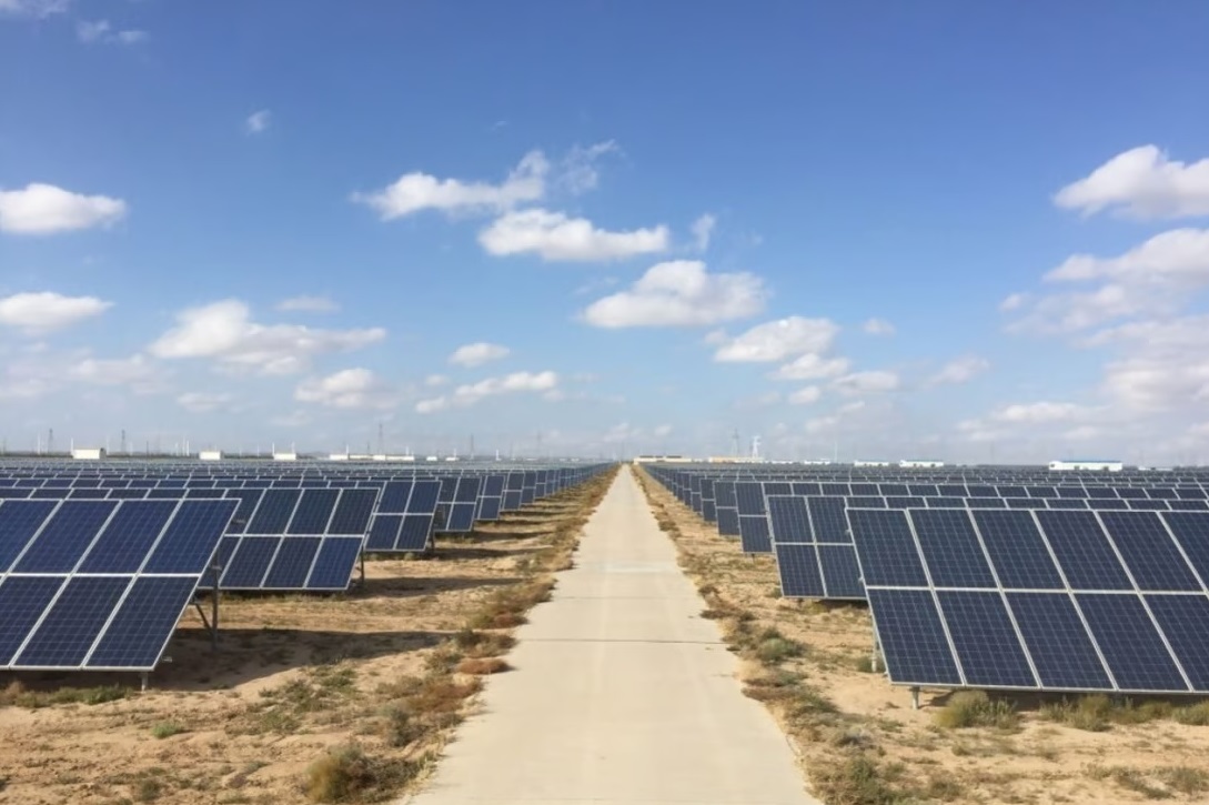 Pembangkit listrik fotovoltaik Huadian Tianjin Haijing sebuah proyek salt-light pelengkap yang memiliki kapasitas terbesar di dunia mulai terhubung ke jaringan listrik di Kota Tianjin Tiongkok utara pada Sabtu(8/7)