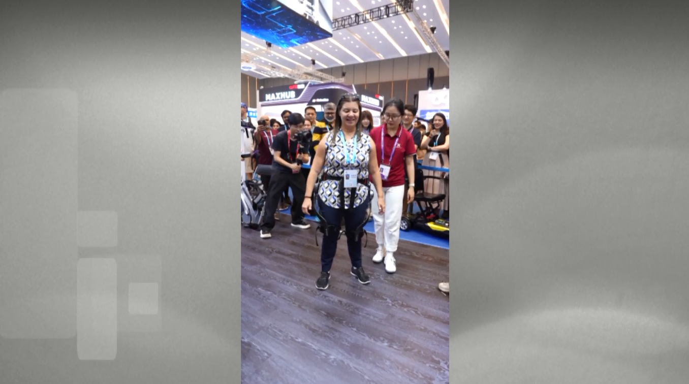 Robot Eksoskeleton Buatan Tiongkok Bantu Pengunjung Asing Bisa Berjalan Kembali di Pameran Canton
