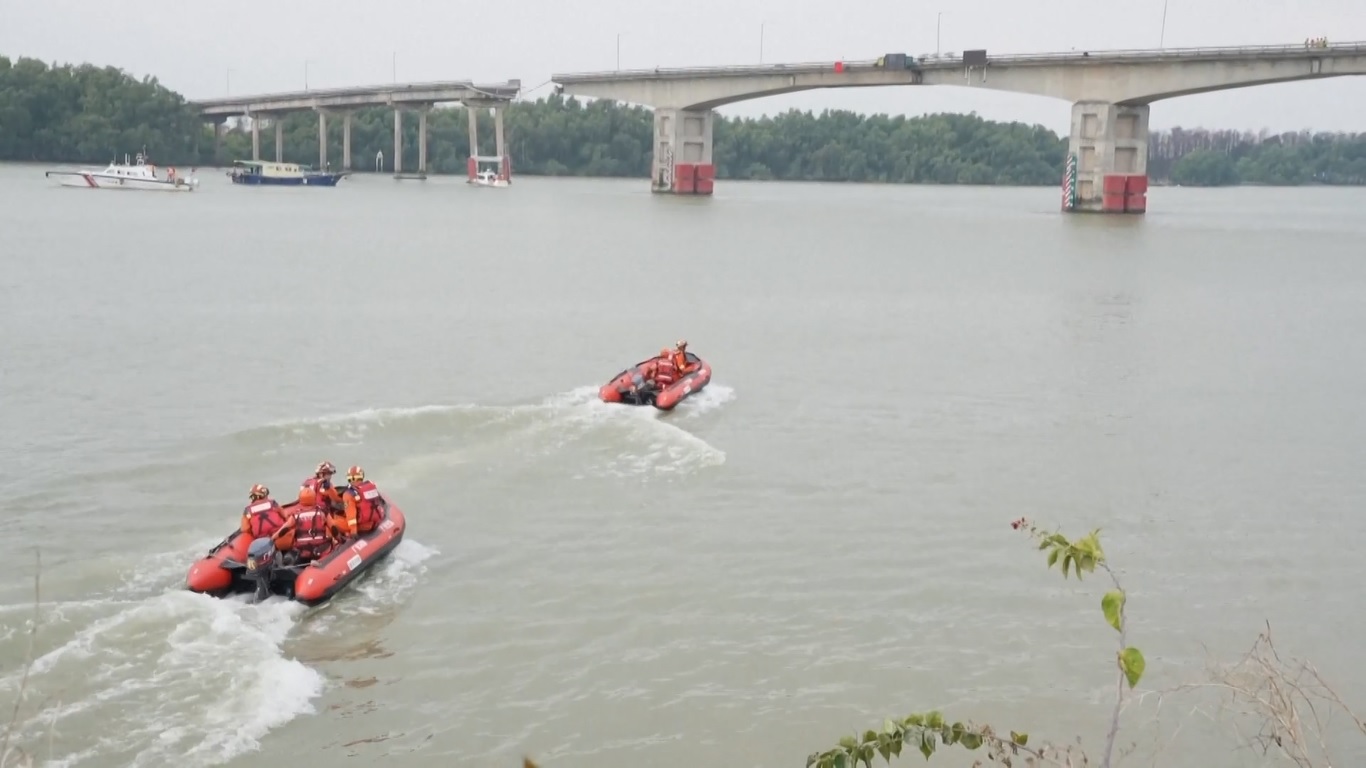 Kecelakaan itu terjadi sekitar pukul 05:30 ketika sebuah kapal kontainer menabrak dermaga Jembatan Lixinsha di Distrik Nansha