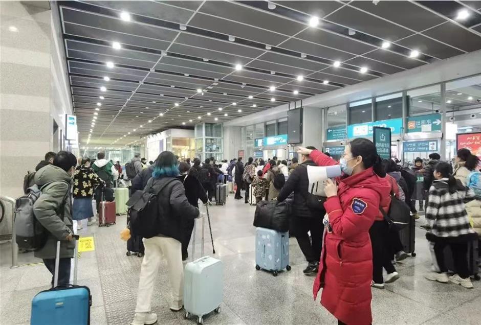 Biro Shanghai China Railway Group mengatakan telah meningkatkan frekuensi kereta api sementara ruang tunggu tetap buka selama 24 jam