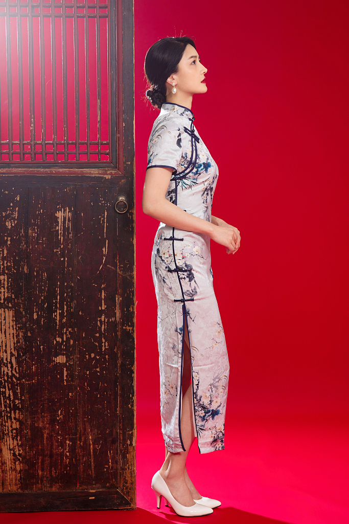 Pakaian adat merupakan simbol budaya dari negara asalnya