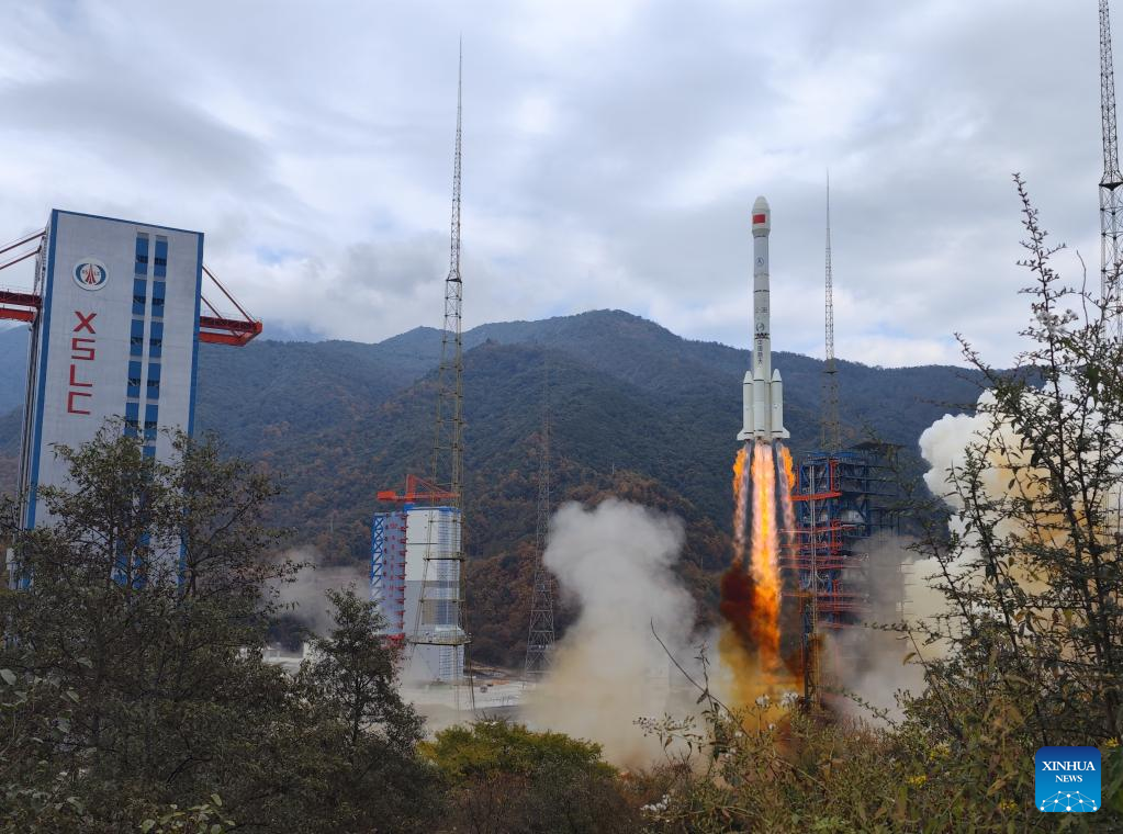 Tiongkok Luncurkan Satelit Percobaan Luar Angkasa