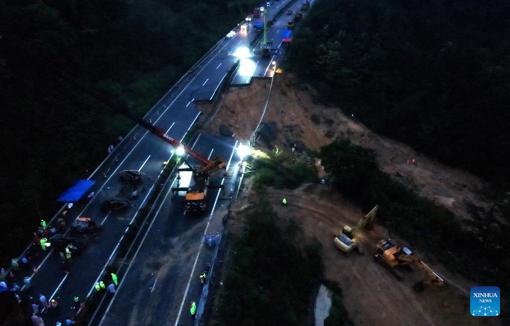 Bagian yang runtuh berukuran panjang 17