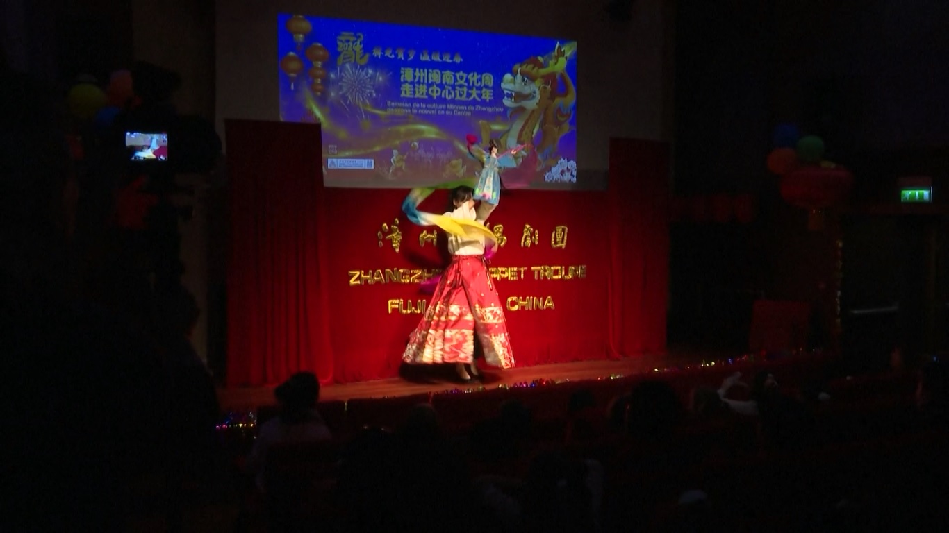 Pertunjukan yang mengawali Pekan Kebudayaan Zhangzhou Minnan di Pusat Kebudayaan Tiongkok di Paris ini dipersembahkan oleh Rombongan Boneka Zhangzhou dari Provinsi Fujian