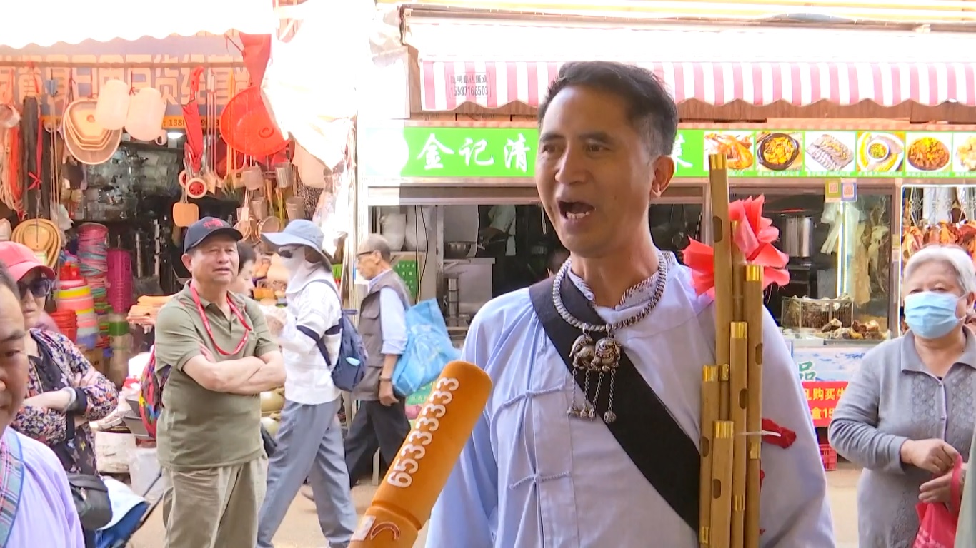 Para pedagang yang menjual zongzi etnis Buyi