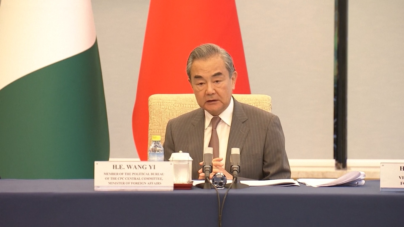 Keduanya bersama-sama memimpin sidang paripurna tersebut