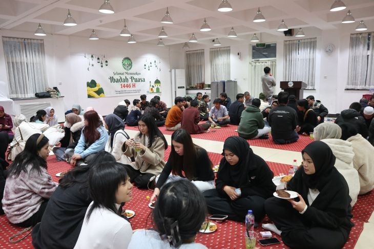 Kedutaan Besar Republik Indonesia (KBRI) Beijing menggelar buka puasa bersama secara rutin sebanyak tiga kali dalam sepekan yang dapat diikuti Warga Negara Indonesia (WNI) maupun umat Muslim dari negara lain selama bulan Ramadan