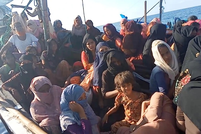 Sekitar 200 orang Rohingya yang sebagian besar Muslim telah hanyut selama lebih dari seminggu di Laut Andaman setelah kapal mereka mogok
Pengungsi Rohingya banyak dari mereka wanita dan beberapa dengan anak-anak dijejalkan ke perahu kayu yang terdampar di lepas pantai Aceh di Indonesia Mereka terlihat khawatir Para wanita kebanyakan berkerudung