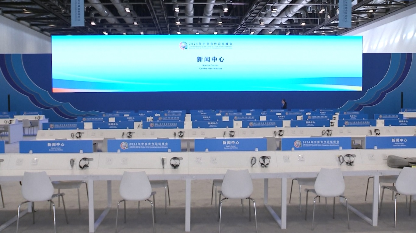 Pusat tersebut menyediakan layanan seperti liputan radio dan televisi