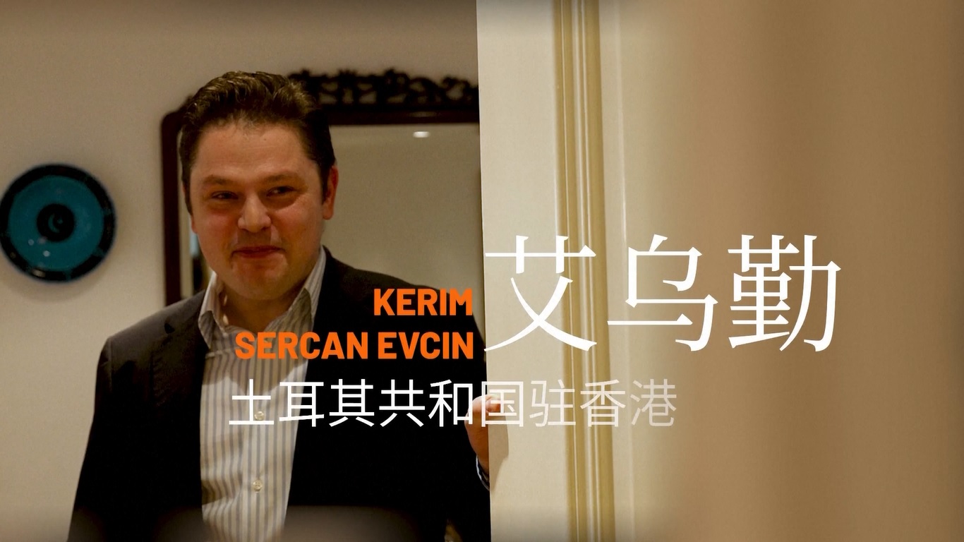 Dia menggambarkan Hong Kong sebagai perpaduan yang dinamis antara bisnis