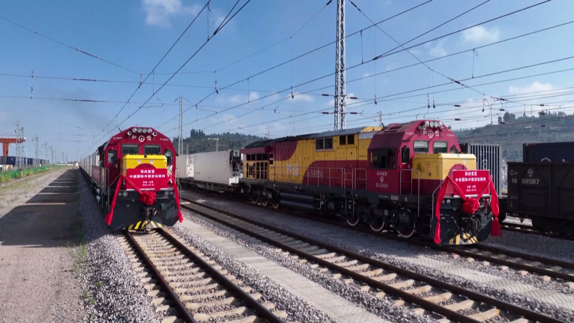 Dua kereta barang rantai dingin yang membawa lebih dari 700 ton buah-buahan dan sayuran meninggalkan Provinsi Yunnan di barat daya Tiongkok menuju Laos dan Vietnam pada Senin pagi